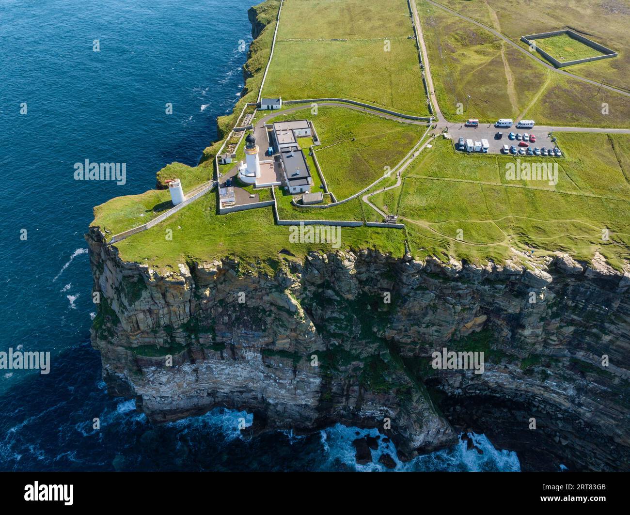 Vista aerea di Dunnet Head con il faro, il punto più settentrionale dell'isola principale britannica, County Caithness, Scozia, Gran Bretagna Foto Stock