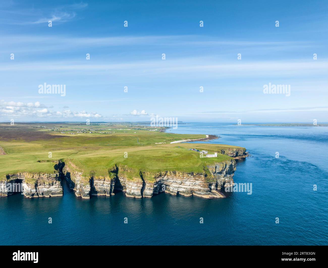 Vista aerea dell'aspro paesaggio costiero a Duncansby Head con il faro, il punto nord-orientale della Scozia, County Caithness, Scotland, United Foto Stock