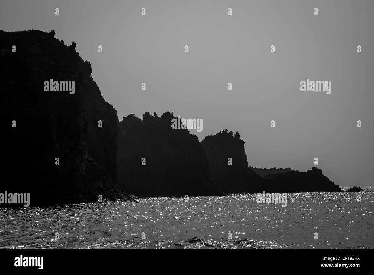 Kueste auf la Palma a schwarz-weiss, Kanarische Inseln, spagnolo, costa con montagna a la Palma, Isole Canarie, Spagna, in bianco e nero Foto Stock