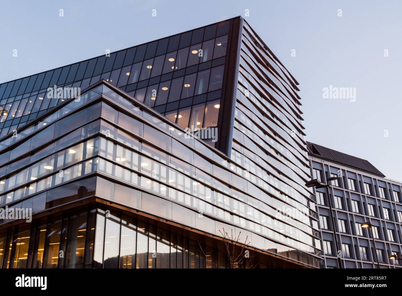 Architettura moderna nella città di Bergen in Norvegia una giornata invernale limpida Foto Stock