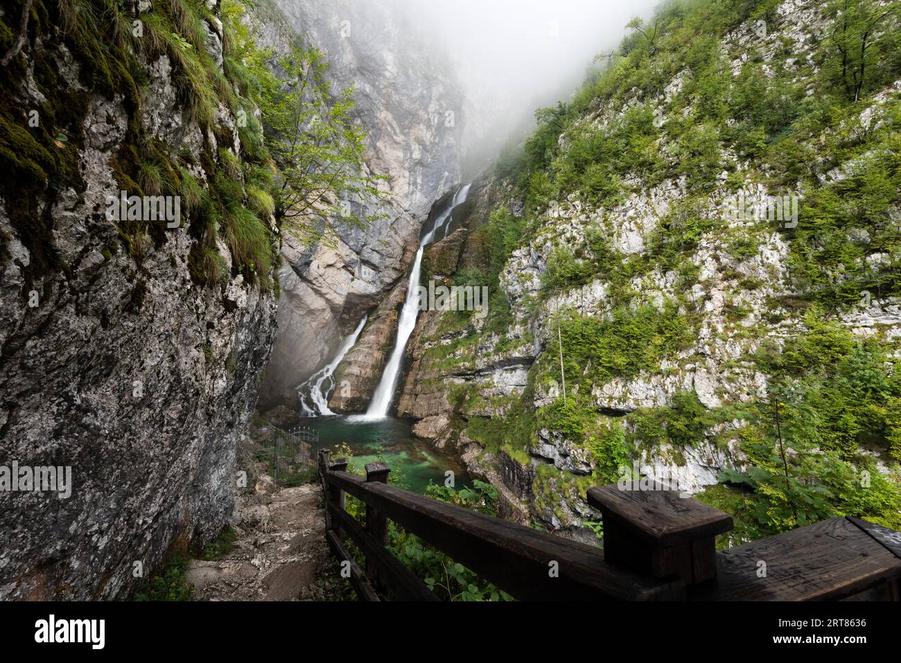 L'iconica cascata Savica, incredibilmente bella, nel Triglav National parco in Slovenia nelle alpi slovene vicino al lago di Bohinj il giorno nuvoloso coperto Foto Stock