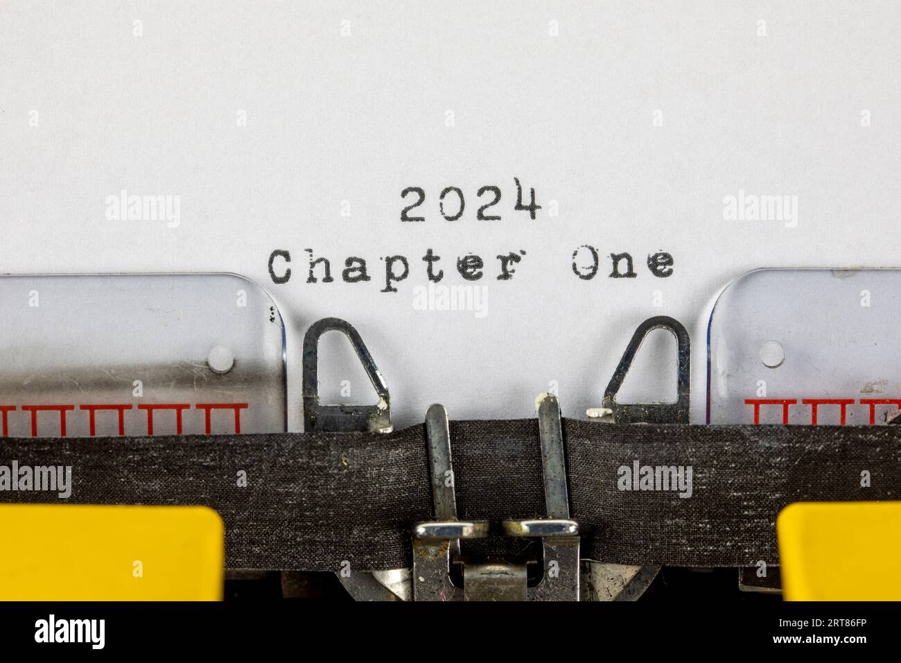 vecchia macchina da scrivere con testo 2024 capitolo uno Foto Stock