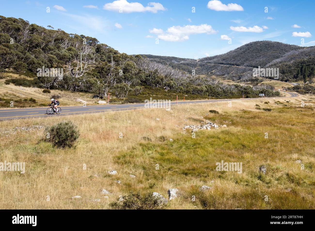 Kosciusko Road vicino a Perisher in una soleggiata giornata autunnale nel nuovo Galles del Sud, Australia Foto Stock