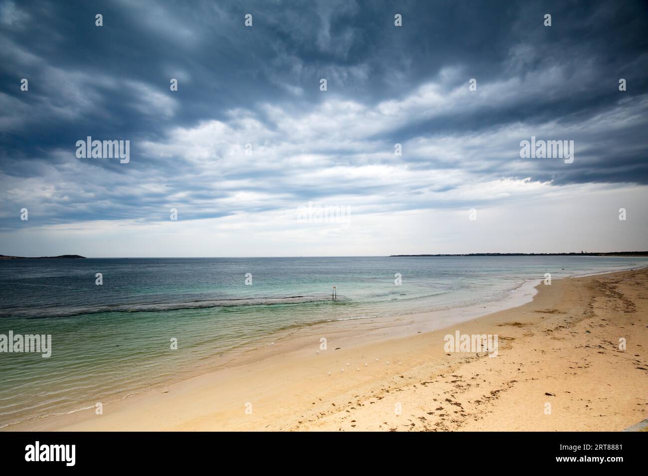 Un improvviso temporale estivo incombe sul rettilineo dei bassi e Port Philip Bay dalla Penisola Bellarine, Victoria, Australia Foto Stock