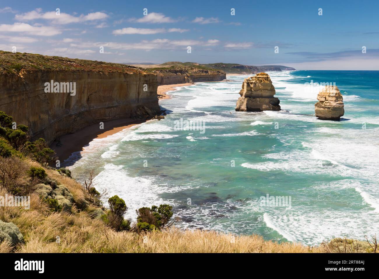 La famosa in tutto il mondo 12 Apostoli lungo la Great Ocean Road vicino a Port Campbell in Victoria, Australia Foto Stock