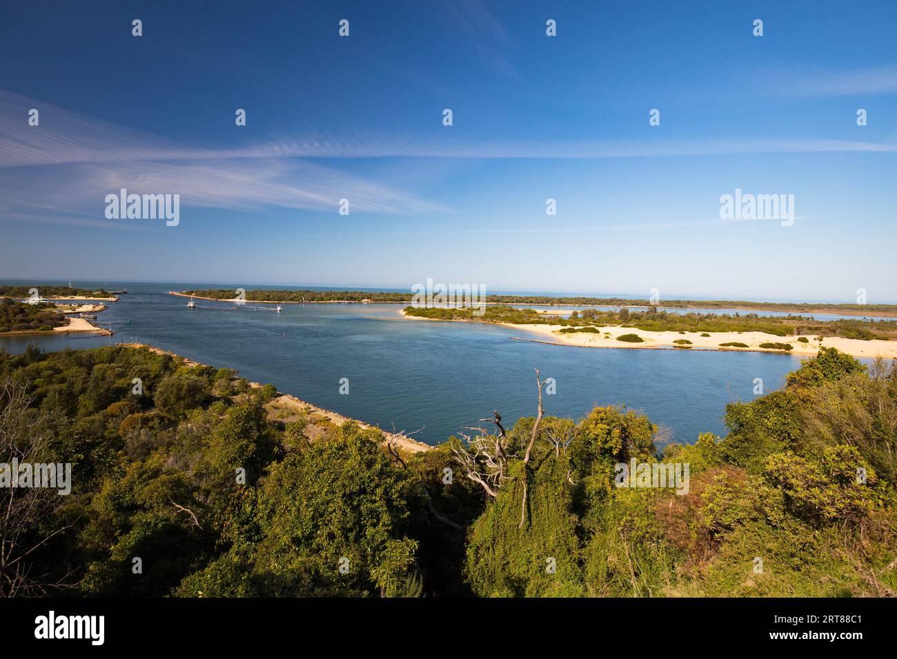 La popolare cittadina costiera di Lakes Entrance in una chiara mattinata autunnale a Victoria, Australia Foto Stock