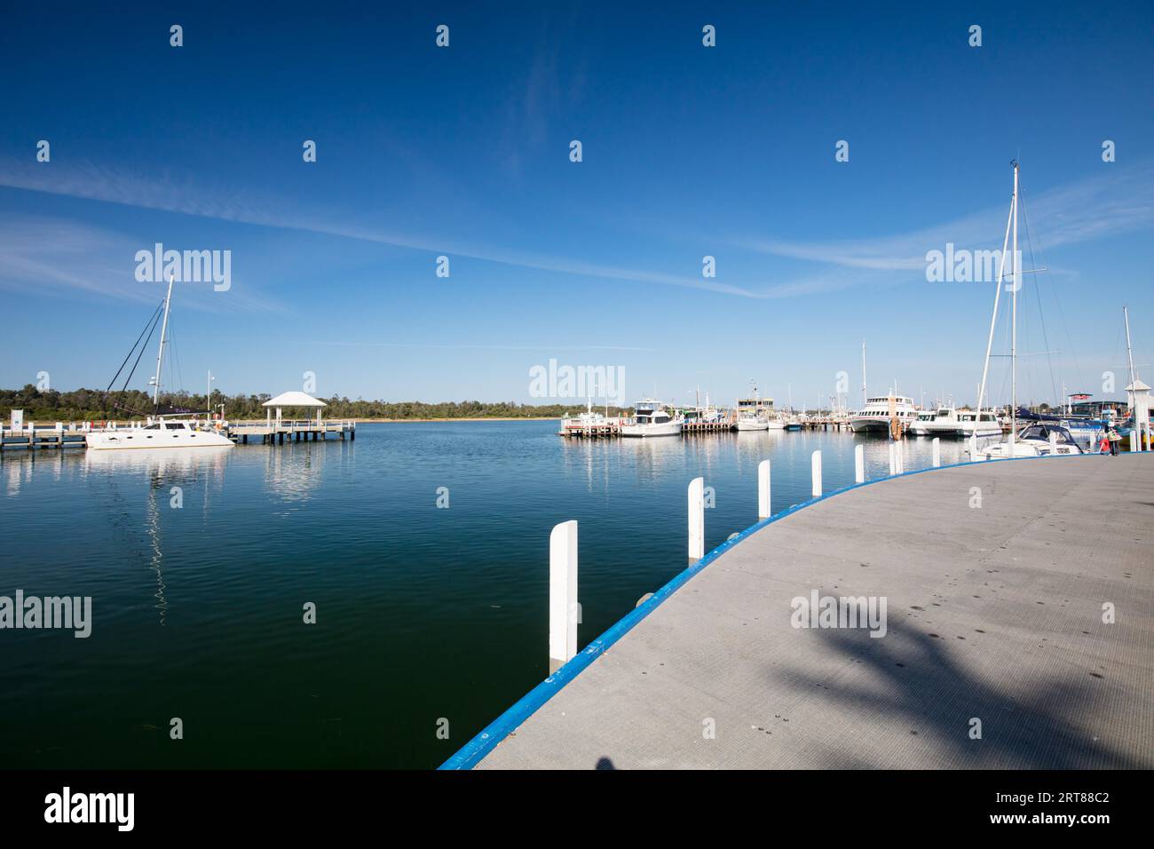 La popolare cittadina costiera di Lakes Entrance in una chiara mattinata autunnale a Victoria, Australia Foto Stock