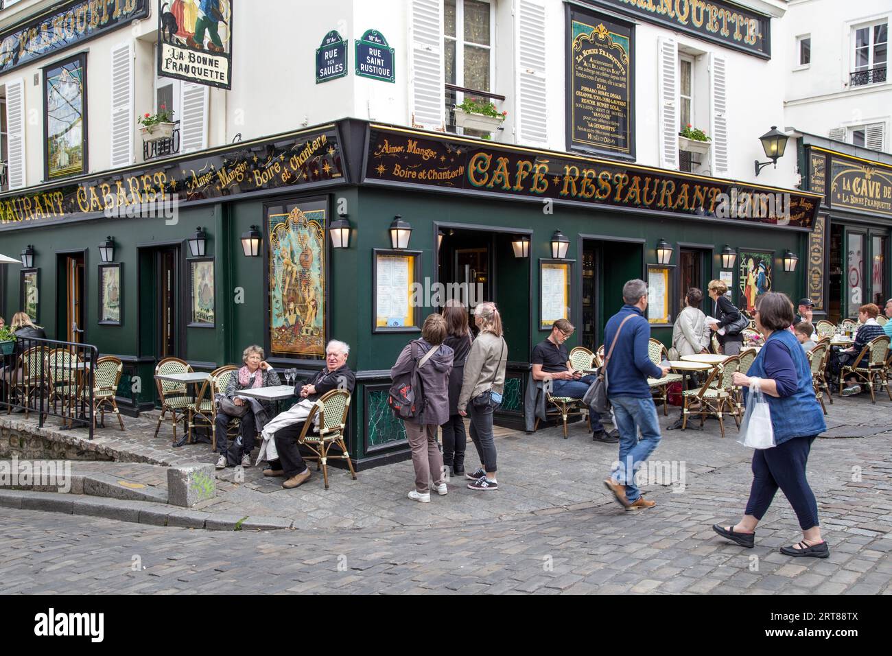 Parigi, Francia, 12 maggio 2017: Le strade del quartiere di Montmartre con persone sedute in bar e ristoranti Foto Stock