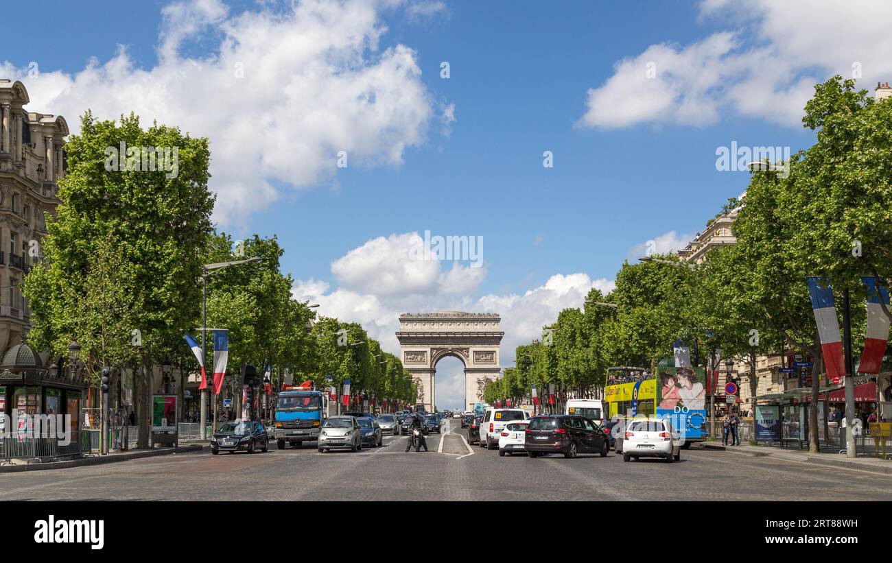 Parigi, Francia, 13 maggio 2017: Vista della famosa avenue des Champs Elysees e dell'Arco di Trionfo Foto Stock