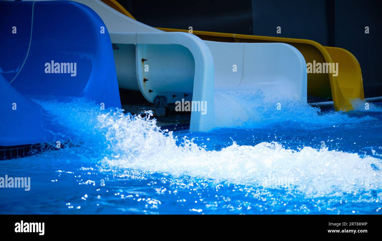 Scivoli d'acqua colorati presso il parco acquatico Foto Stock