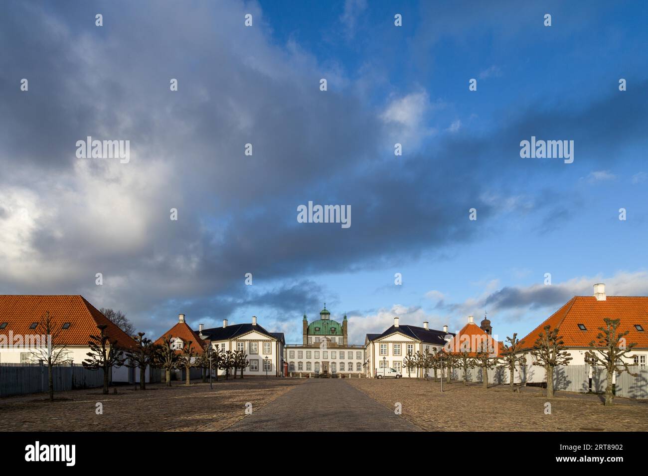 Fredensborg, Danimarca, 2 gennaio 2017: Vista esterna del Palazzo di Fredensborg, residenza autunnale della famiglia reale danese Foto Stock