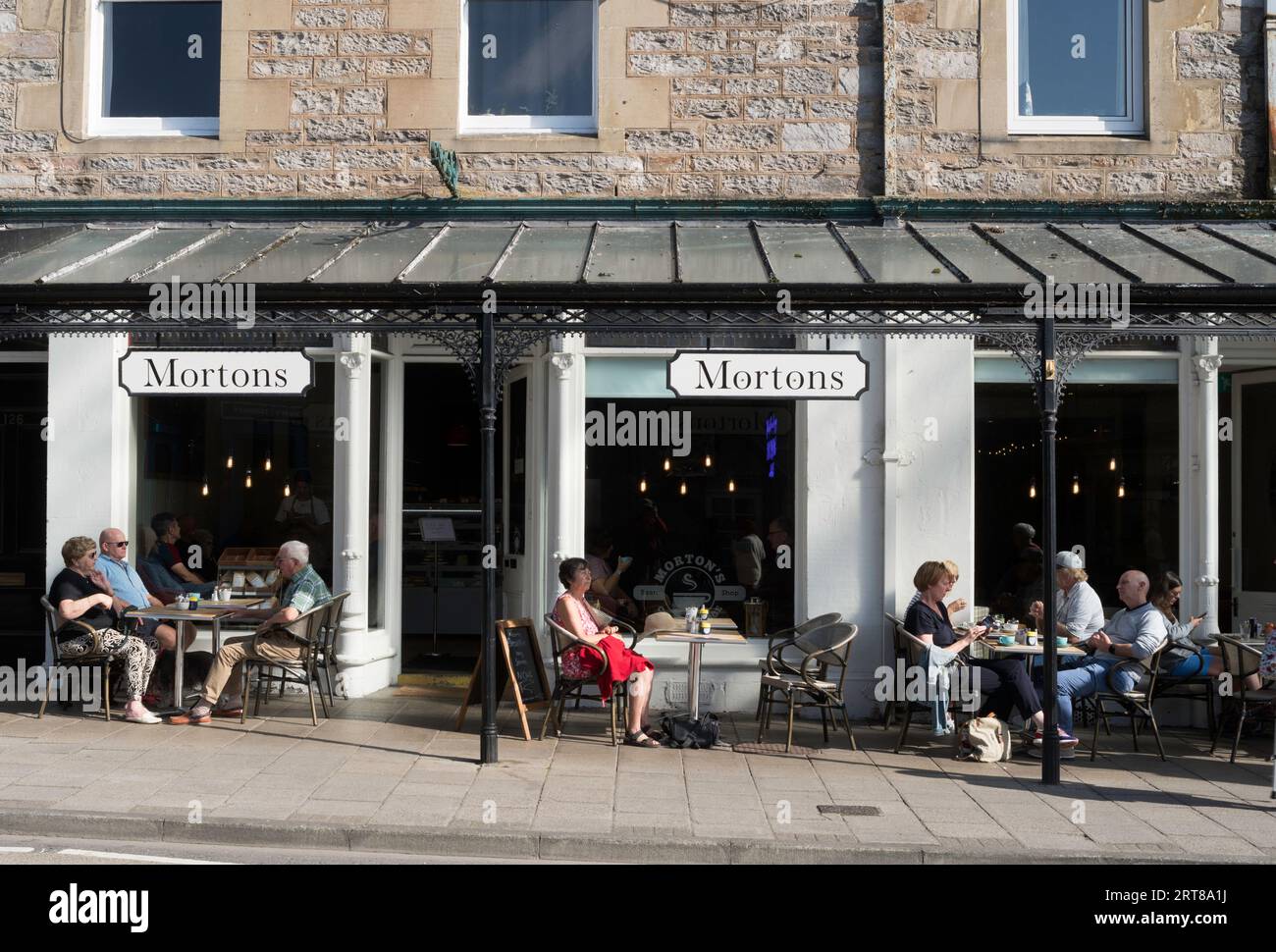 I clienti si sono seduti all'esterno del Mortons Cafe a Pitlochry, Scozia, Regno Unito Foto Stock