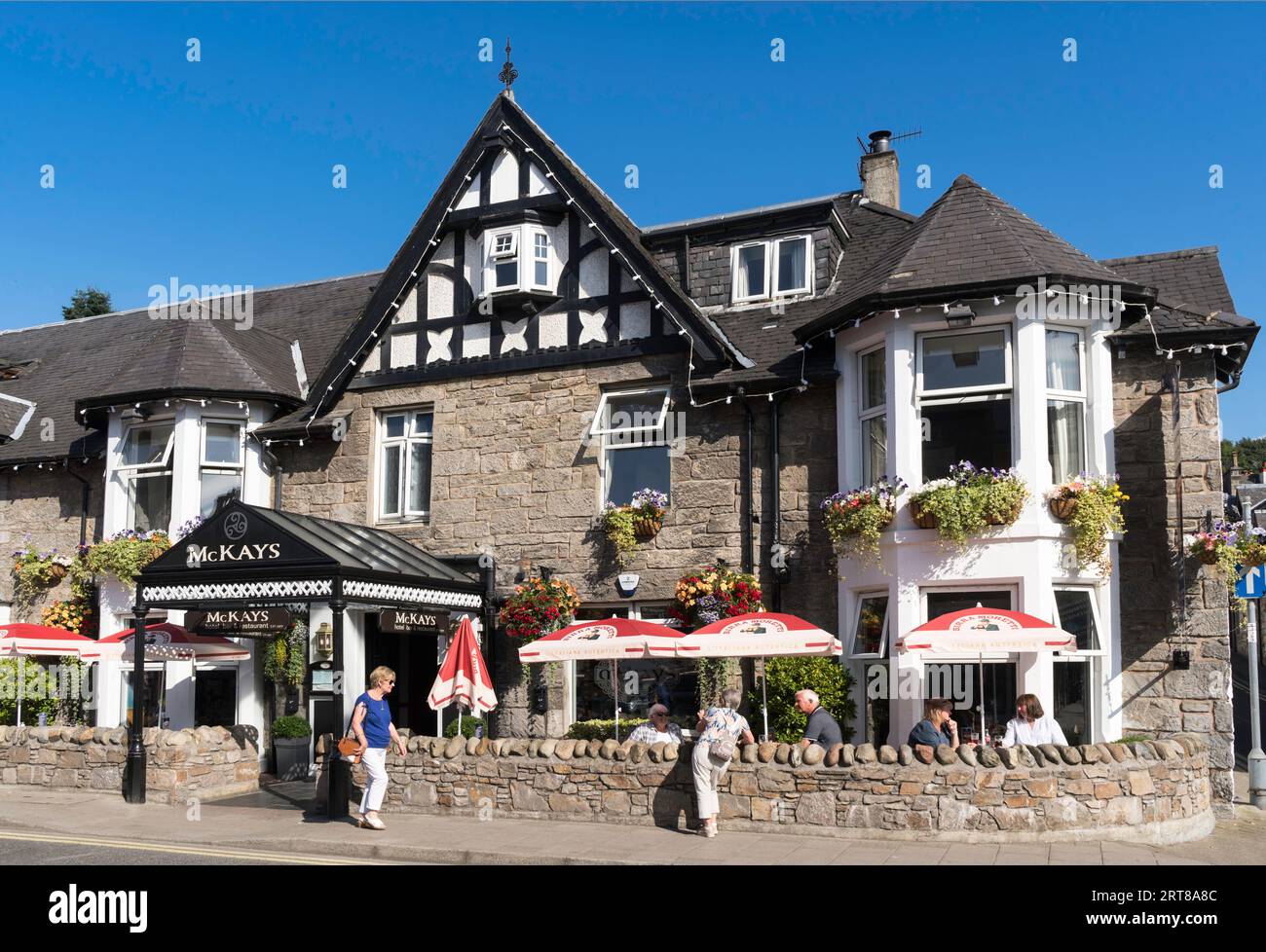 La gente sedeva fuori dal McKays Hotel a Pitlochry, Scozia, Regno Unito Foto Stock