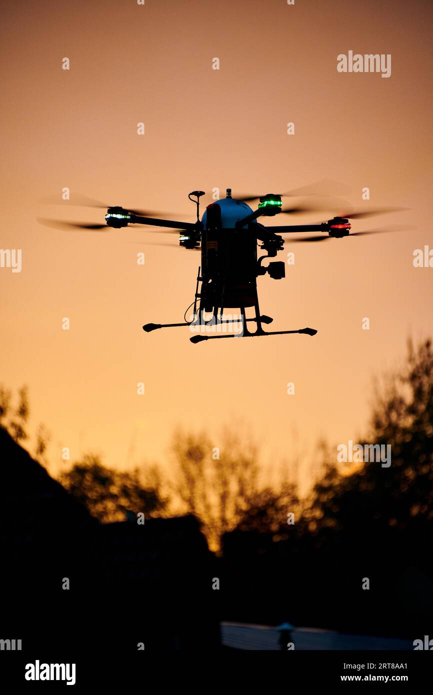 Drone INOVATION con defibrillatore semiautomatico esterno che vola al tramonto Foto Stock