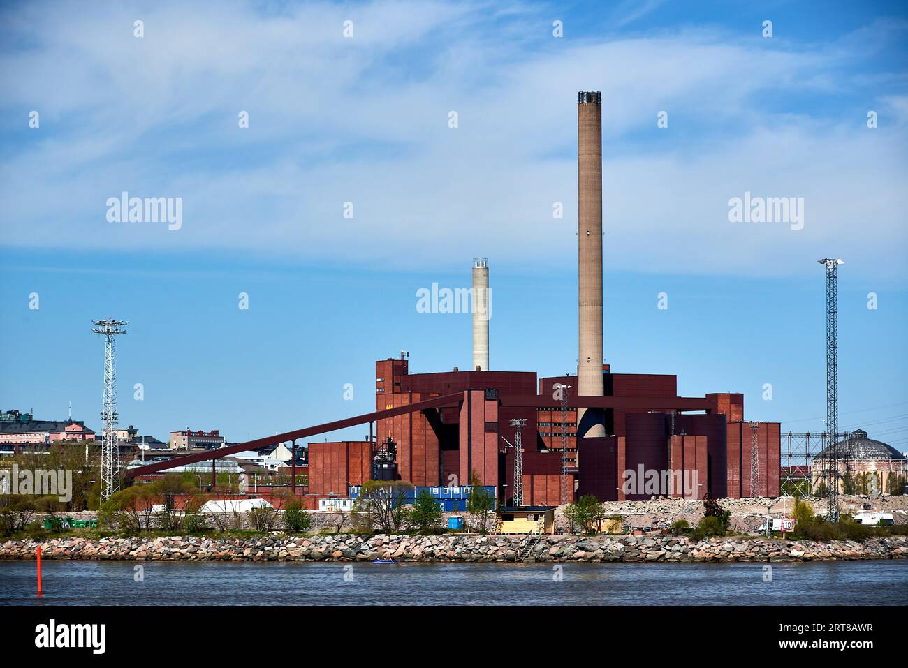 Ammira la centrale elettrica a carbone vicino al campidoglio della città Finnland di Helsinki con le sue isole e i suoi porti Foto Stock