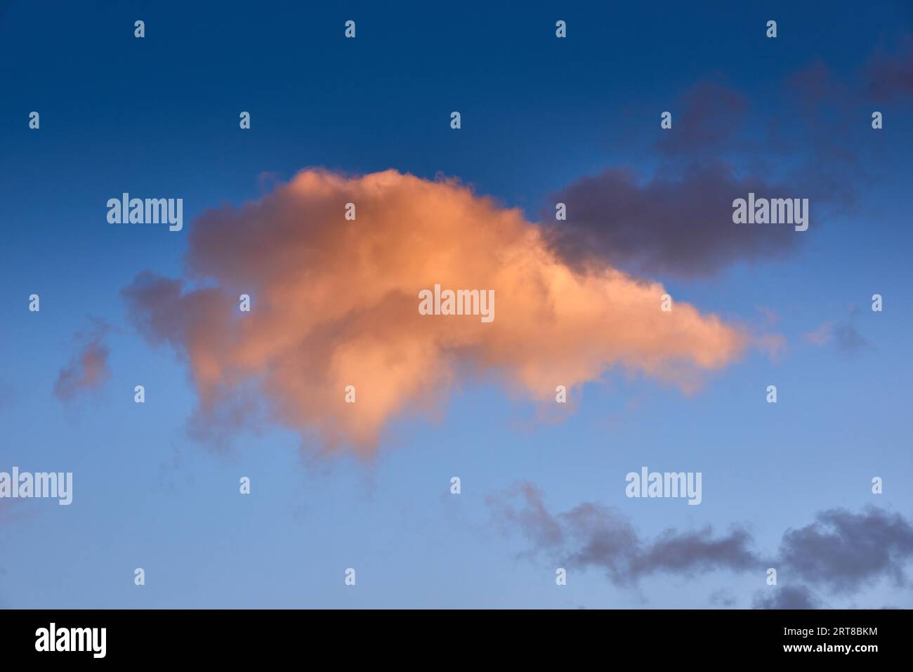 Bel cielo mattutino con soffici nuvole Foto Stock
