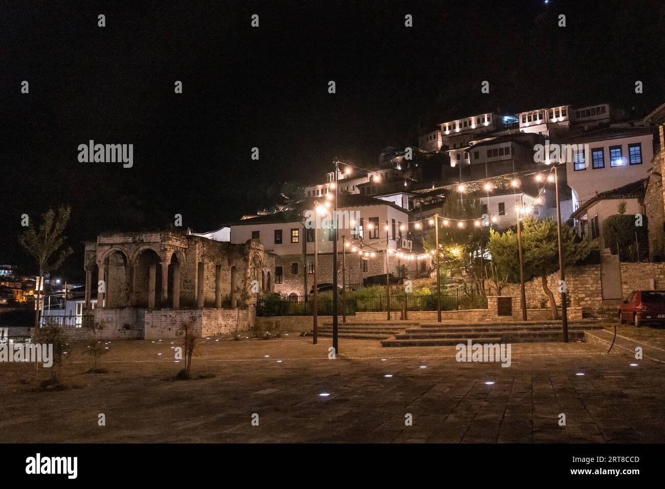 Visita la storica città illuminata di Berat in Albania, la città dalle mille finestre, patrimonio dell'umanità dell'UNESCO Foto Stock