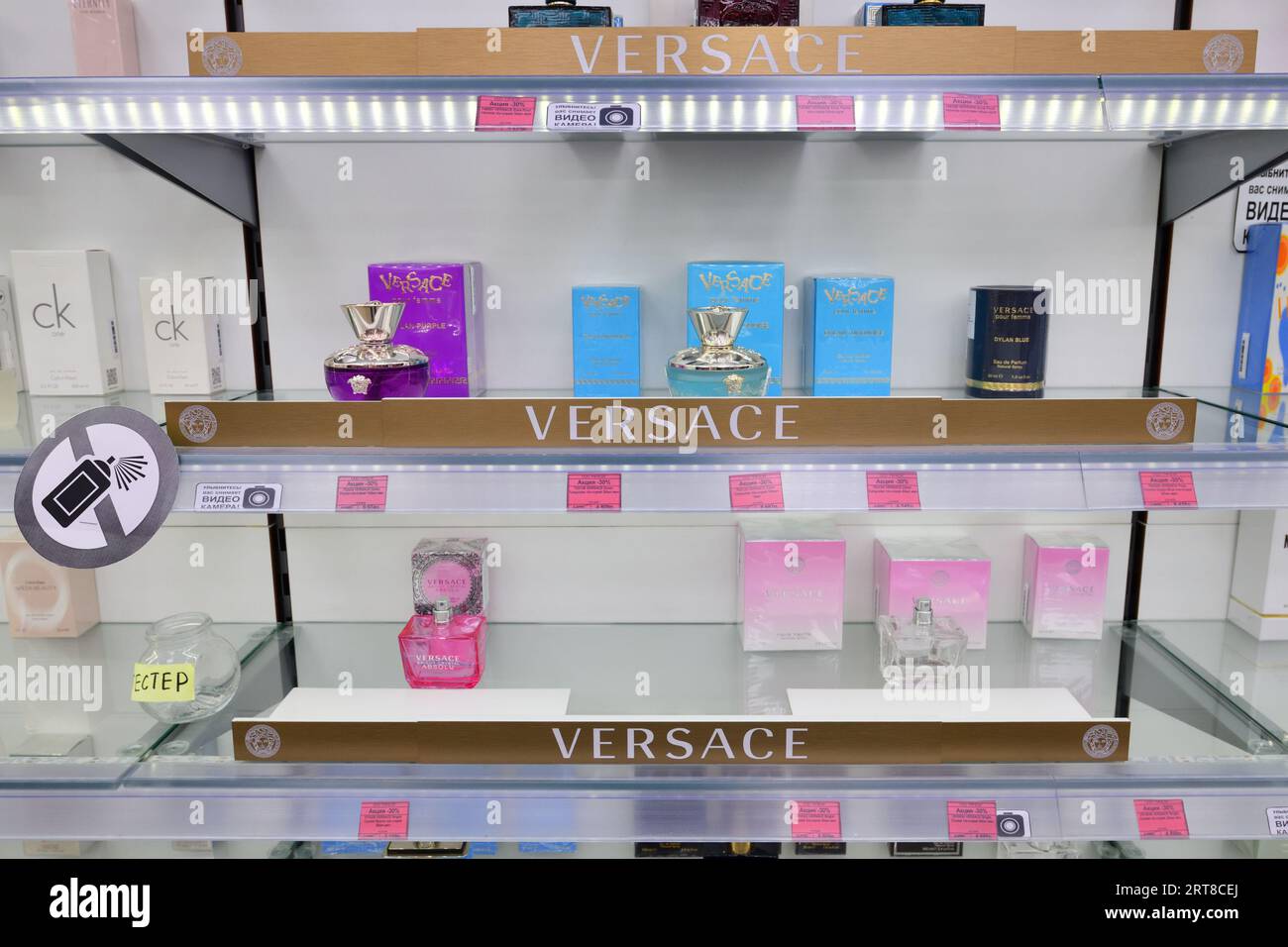Mosca, Russia - 10 settembre. 2023. Profumo Versace nel negozio di cosmetici Elize Foto Stock
