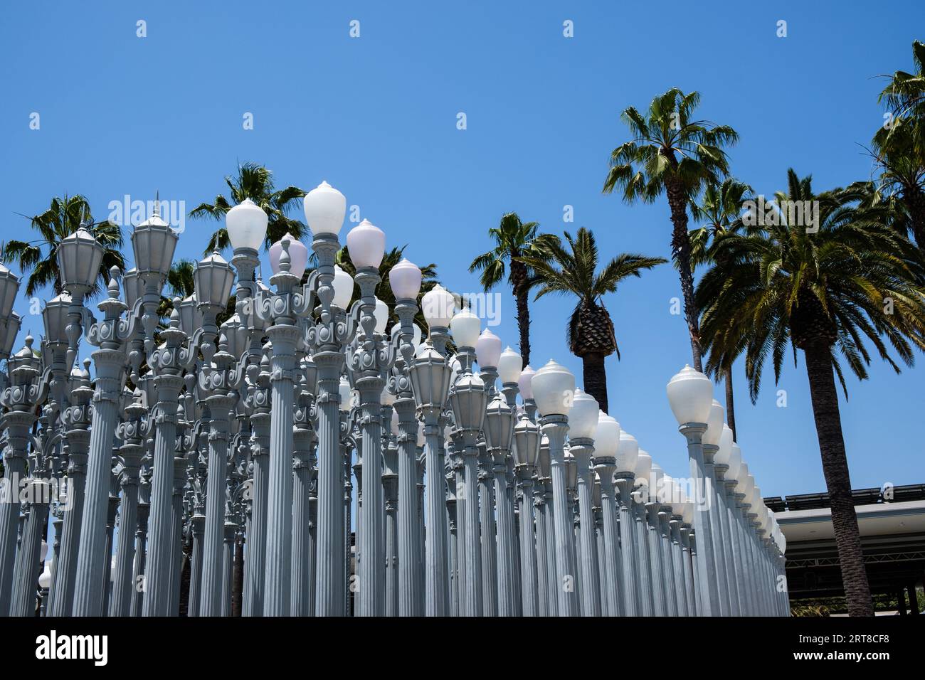 Viste dell'installazione di Urban Light dell'artista Chris Burden al Los Angeles County Museum of Art (LACMA). Foto Stock