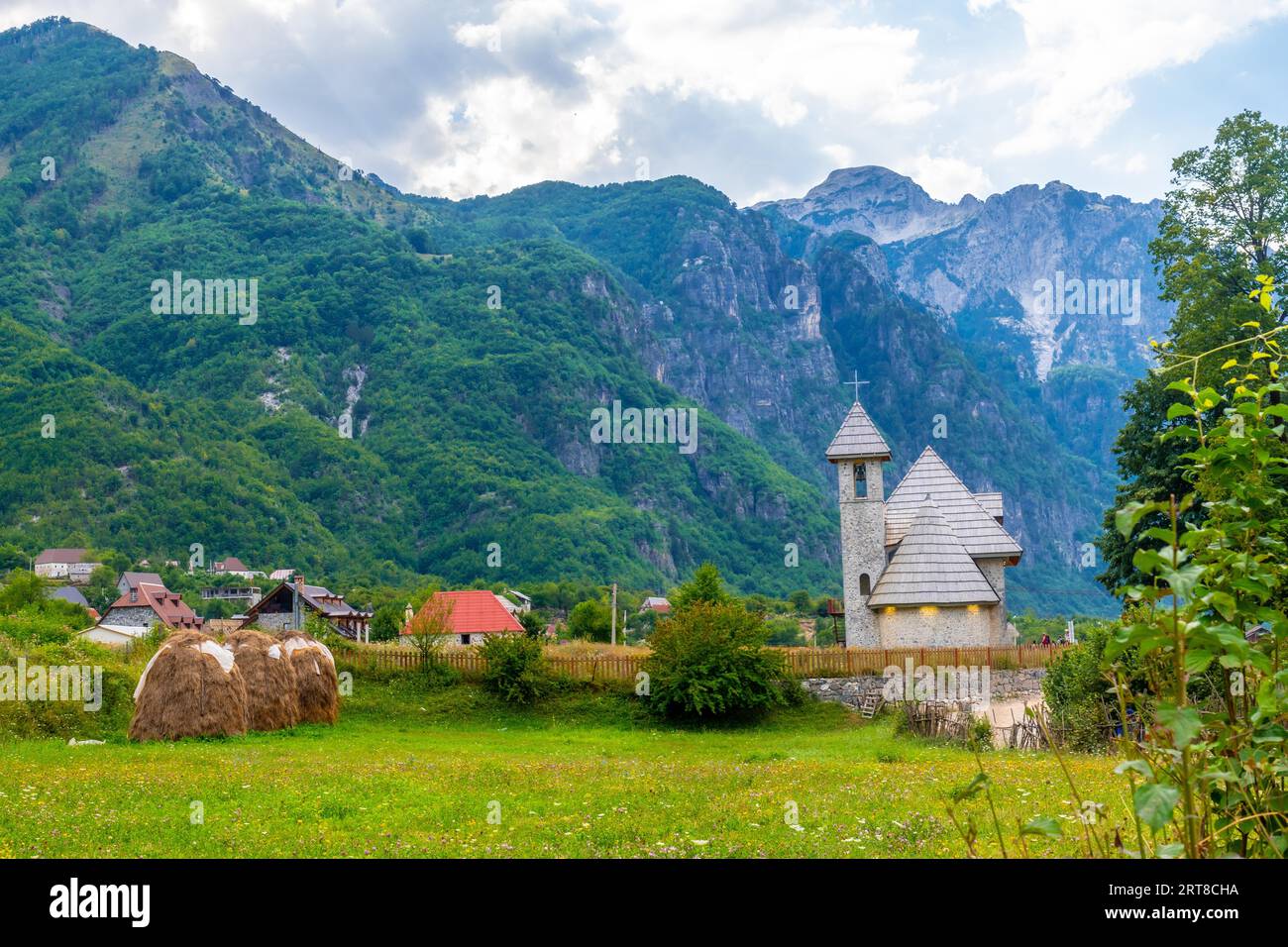 La splendida chiesa cattolica nella valle del Parco Nazionale di Theth, Albania. alpi albanesi Foto Stock