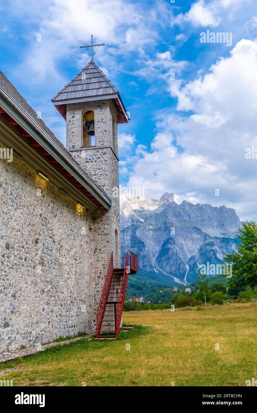 La Chiesa cattolica nella valle del Parco Nazionale di Theth, Albania. alpi albanesi Foto Stock