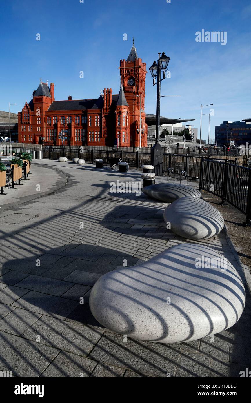 Grandi blocchi ornamentali in pietra ed eleganti posti a sedere con interessanti ombre, il Pierhead Building, Cardiff Bay Foto Stock