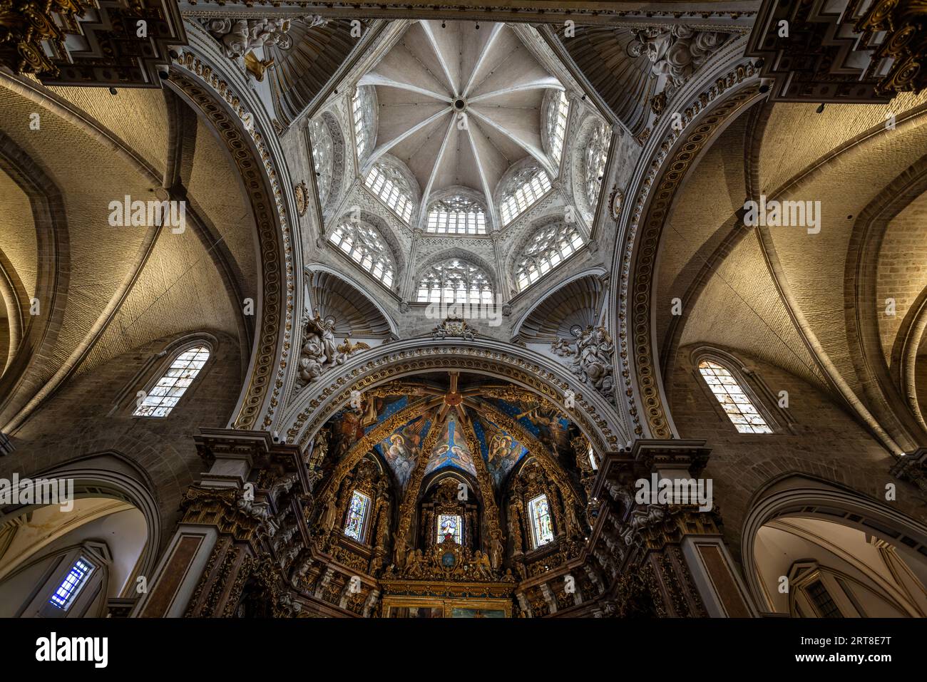 Finestre in alabastro nella cupola e archi decorati all'interno della cattedrale di Valencia a Valencia, Spagna, il 25 agosto 2023 Foto Stock