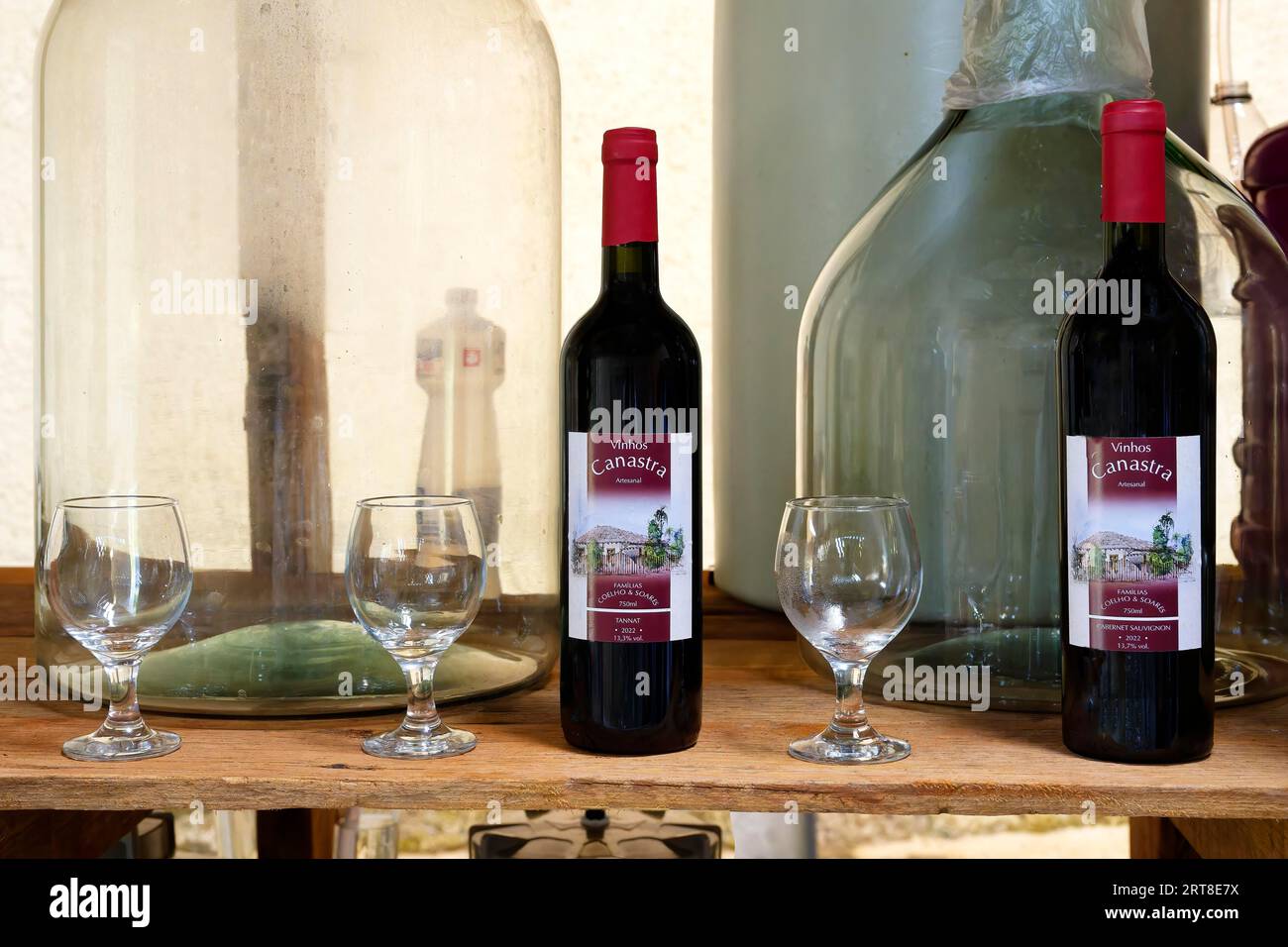 Degustazione di vini in una piccola azienda vinicola artigianale, Serra da Canastra, stato del Minas Gerais, Brasile Foto Stock