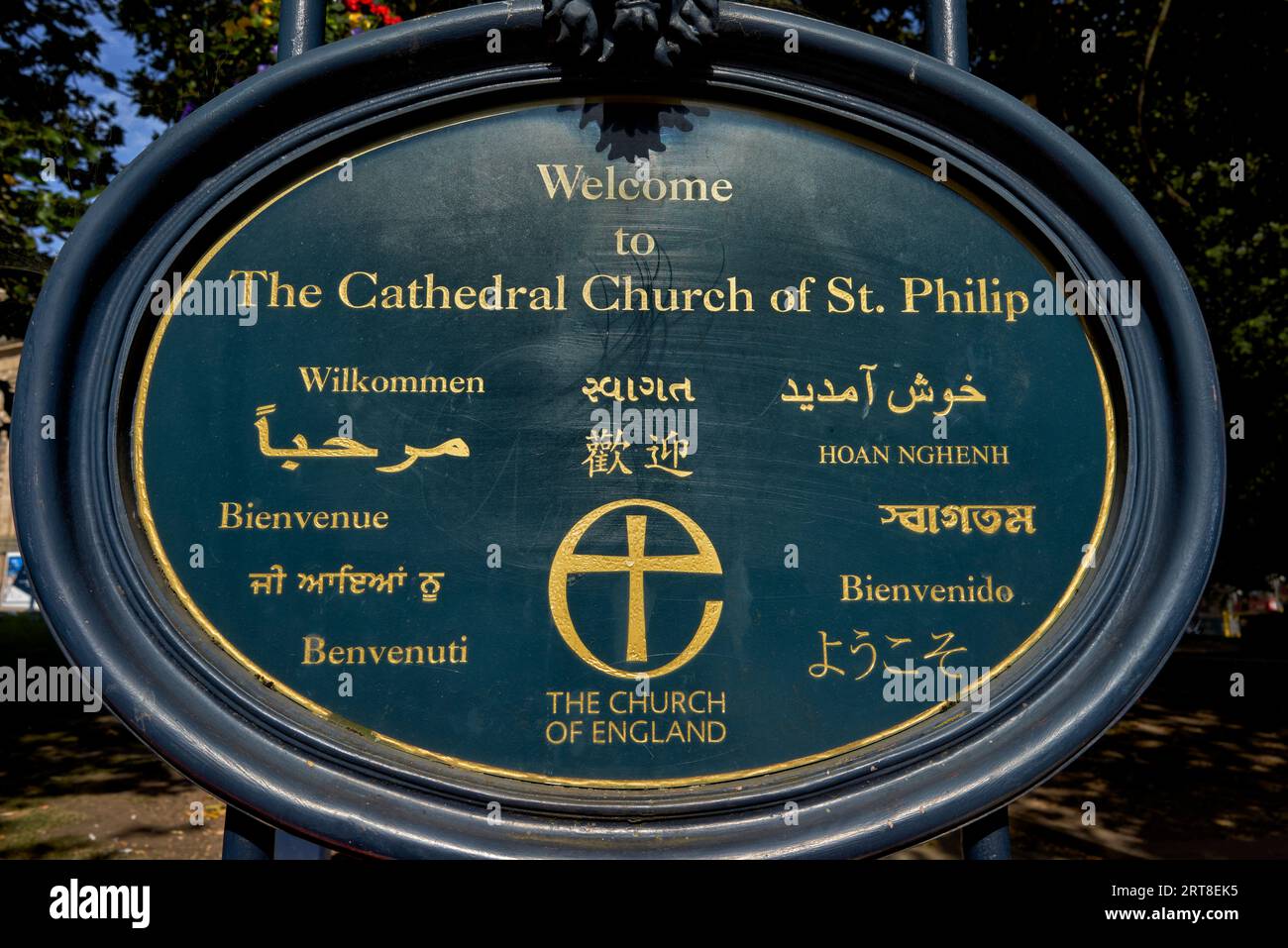 Targa multilingue a St. Philip's Cathedral, Birmingham, Inghilterra, Regno Unito Foto Stock