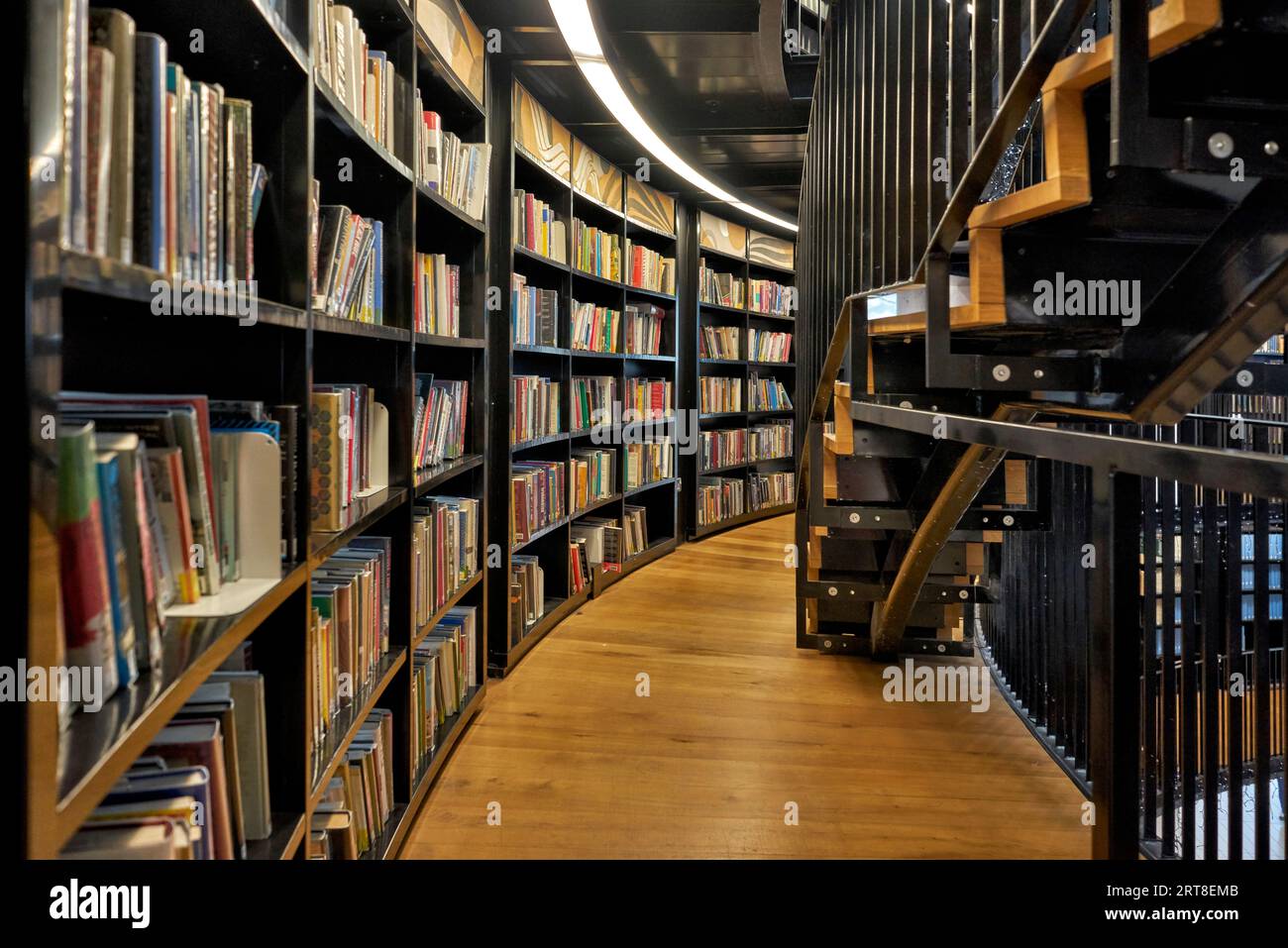 La moderna biblioteca di Birmingham, gli interni della Library of Birmingham, Centenary Square, Broad Street, Birmingham, Inghilterra Regno Unito Foto Stock