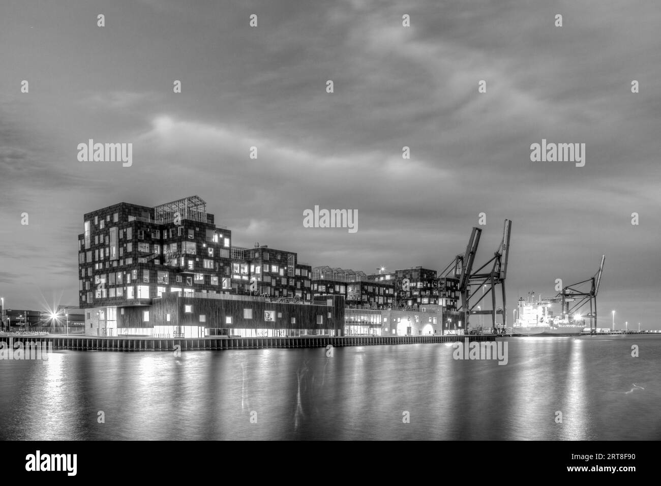 Copenhagen, Danimarca, 12 marzo 2017: Foto in bianco e nero della Copenhagen International School CIS nel distretto di Nordhavn la sera Foto Stock