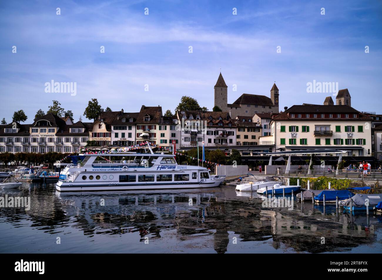 Traghetto nel porto, lago di Zurigo, passeggiata sul lago, castello, centro storico, Rapperswil-Jona, Canton St Gallen, SG, Svizzera Foto Stock