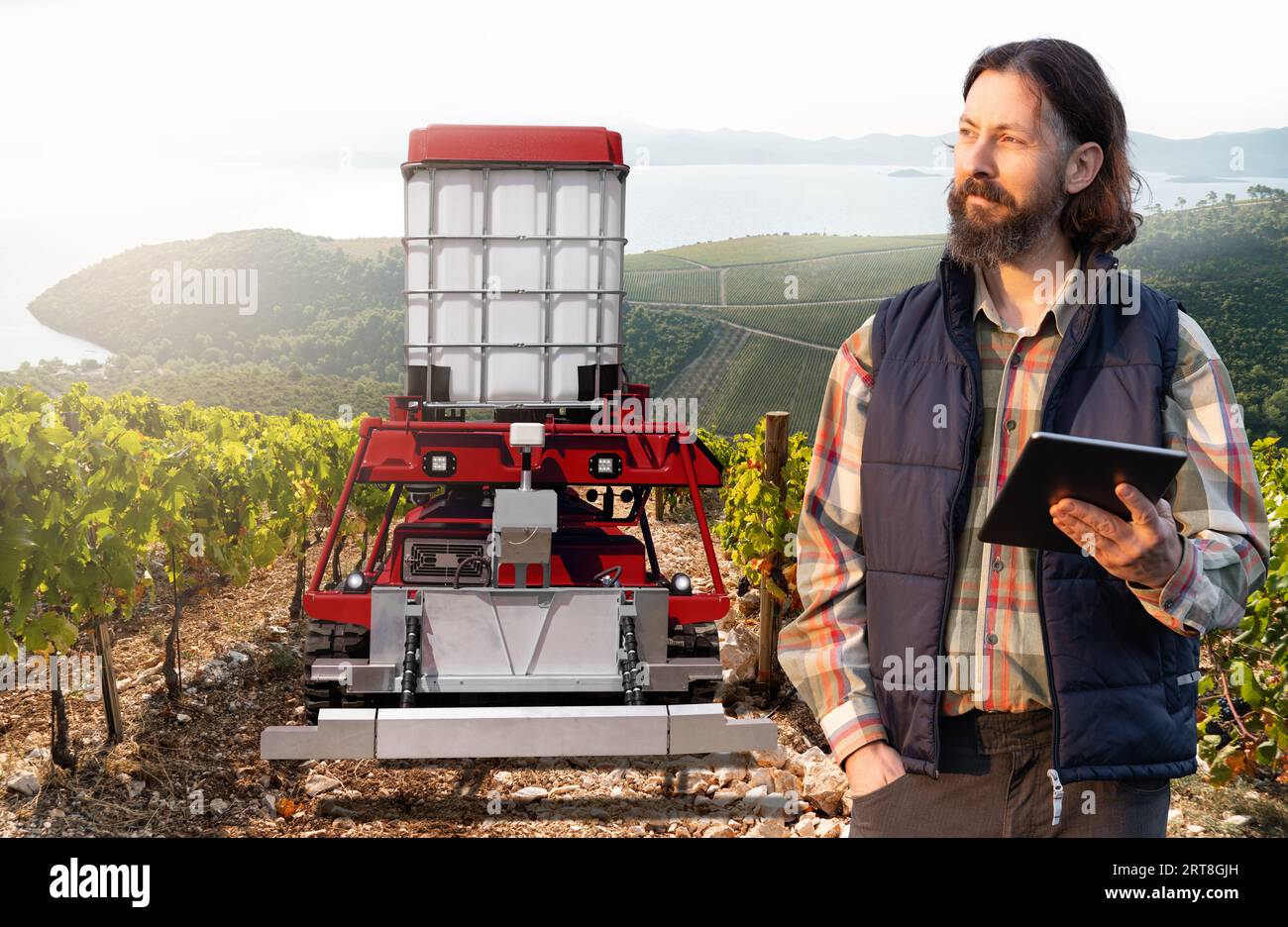 L'irroratrice robotica autonoma funziona in un vigneto. Concetto di agricoltura intelligente Foto Stock