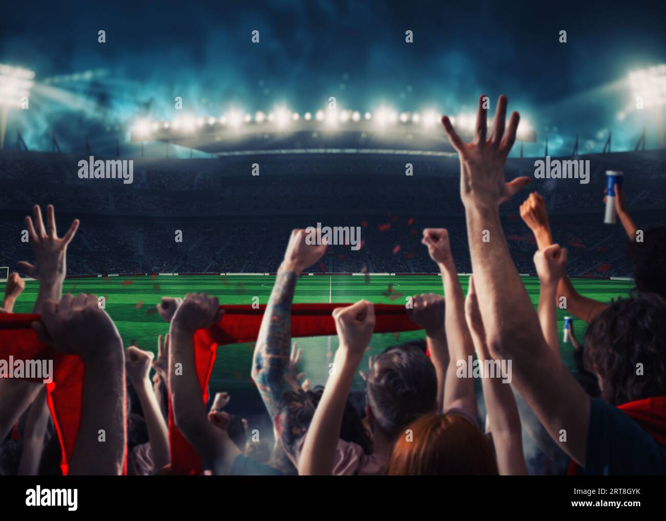 Il calcio di scena a notte con corrispondenza con il tifo tifosi allo stadio Foto Stock