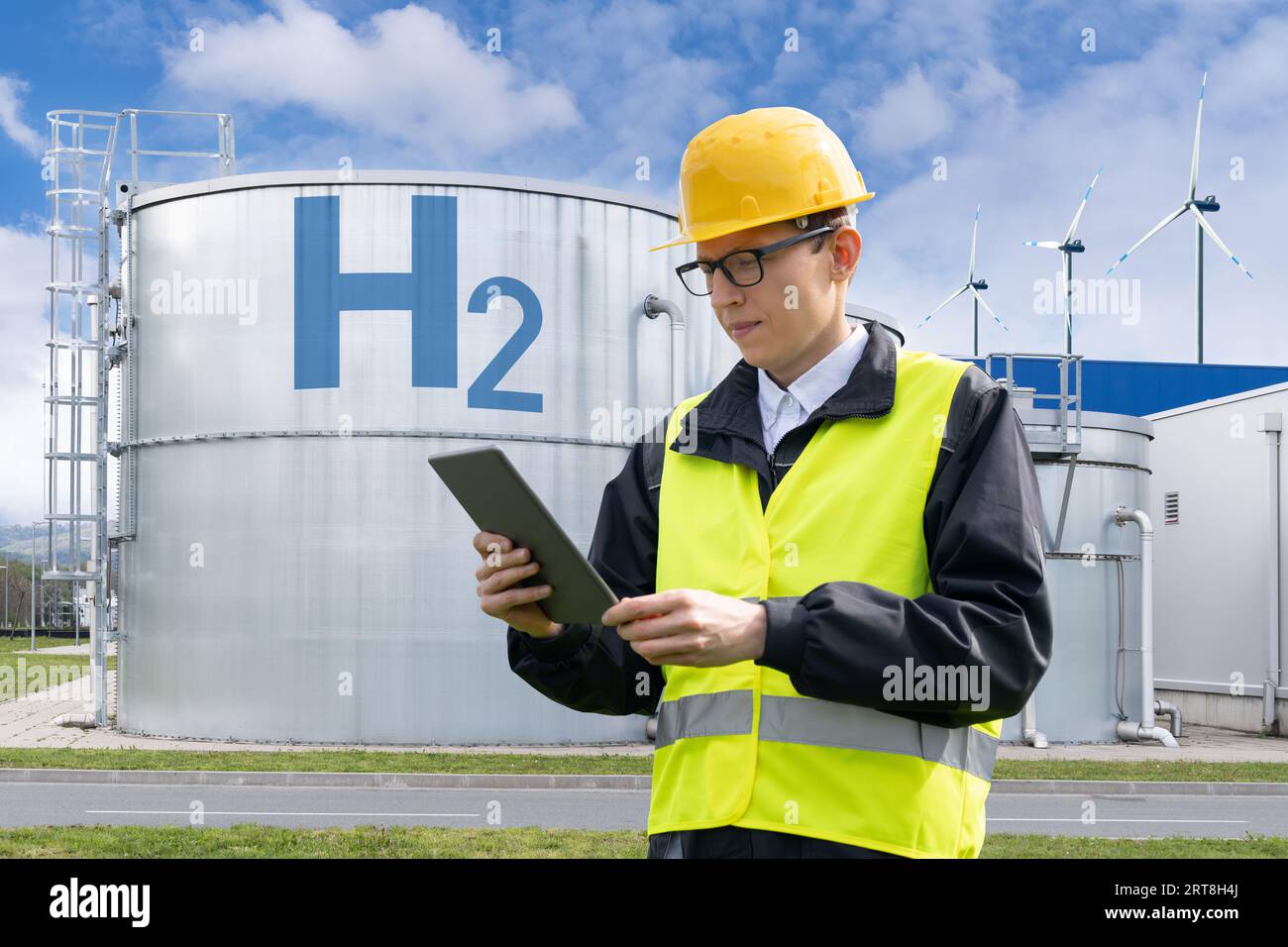 Concetto di fabbrica di idrogeno. Produzione di idrogeno da fonti energetiche rinnovabili. Foto Stock