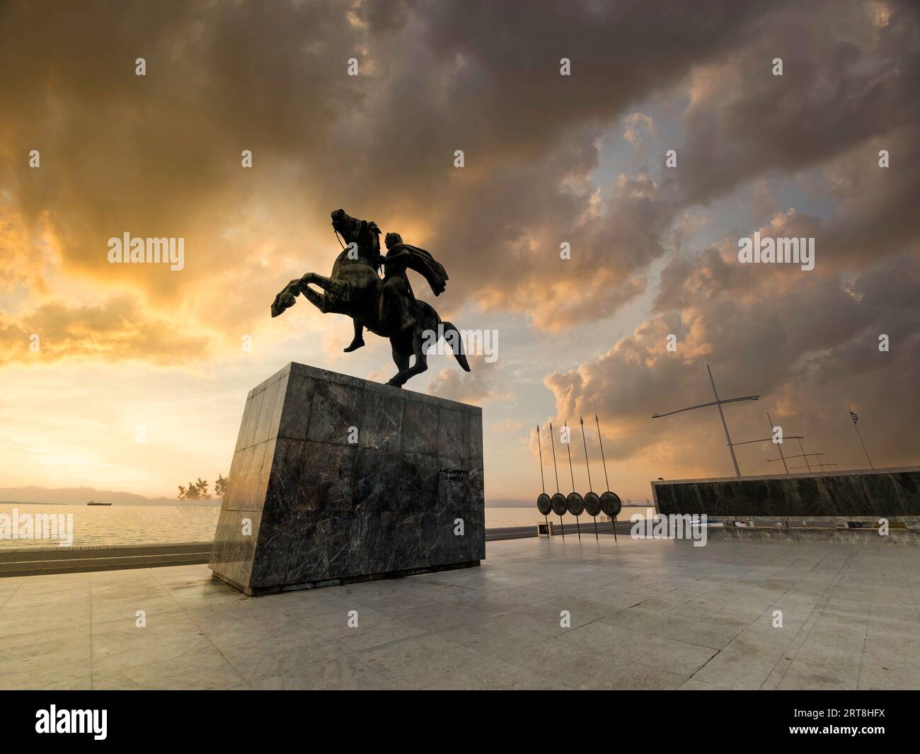 La statua di Alessandro Magno sulla nuova passeggiata di Salonicco, intorno al tramonto. Macedonia, Grecia, Europa. Foto Stock