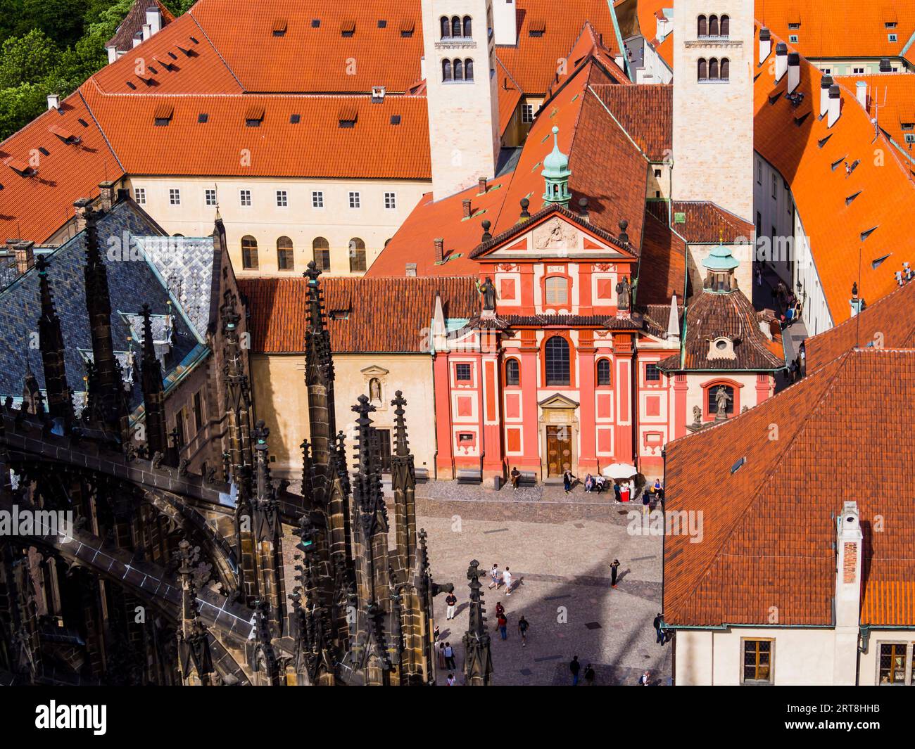 Splendida vista della basilica di San Giorgio dalla cattedrale di San Vito, dal castello di Praga, Repubblica Ceca Foto Stock