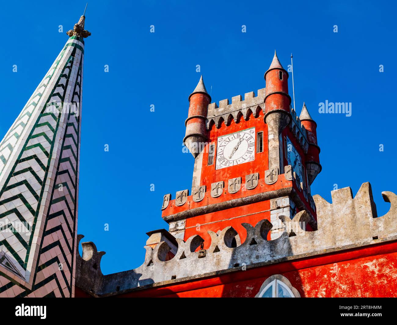 Incredibile dettaglio del famoso Palácio da pena e della sua torre dell'orologio, Sintra, Portogallo Foto Stock