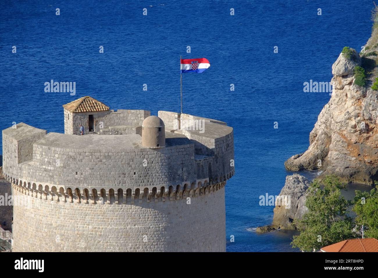 Bandiera della Croazia sulla Torre Minceta contro il mare blu, Dubrovnik, Croazia Foto Stock