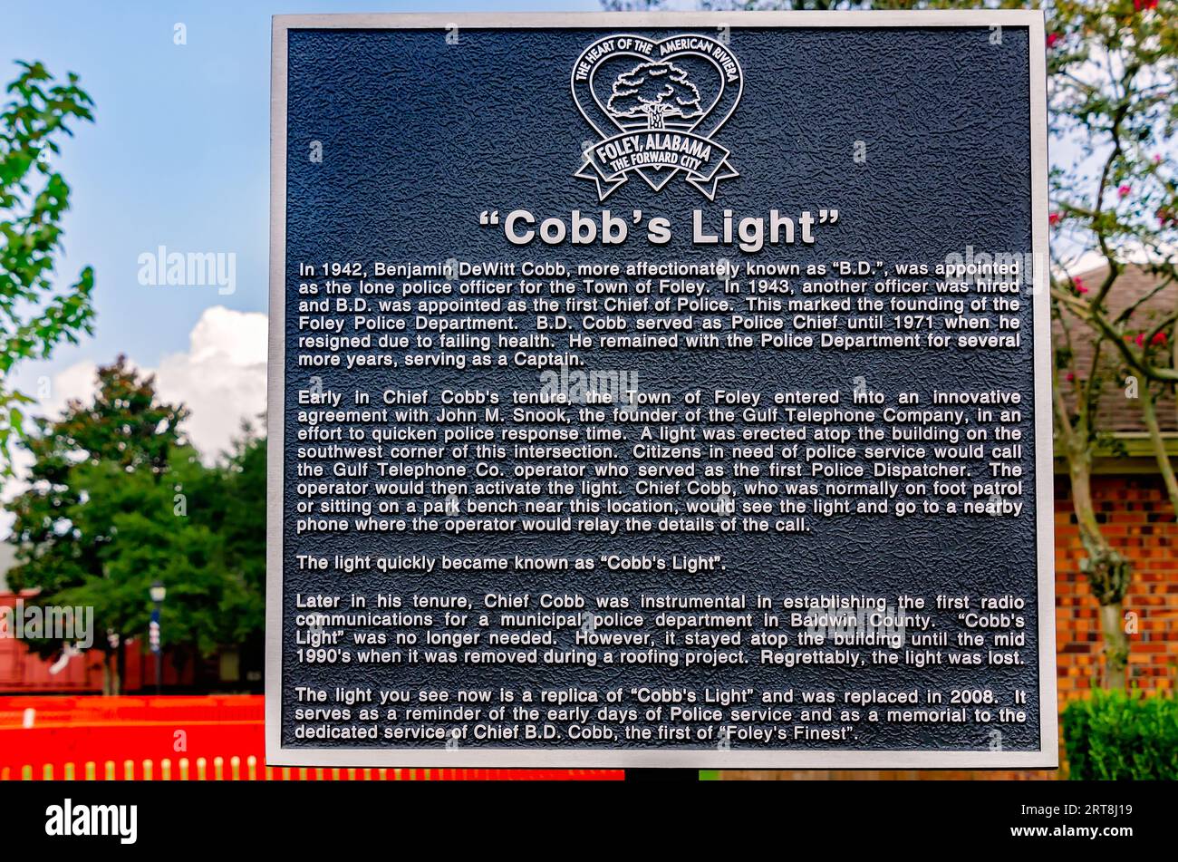 Un indicatore storico designa la luce di Cobb, 19 agosto 2023, a Foley, Alabama. Cobb's Light era una luce della polizia in cima a un edificio nel centro di Foley. Foto Stock