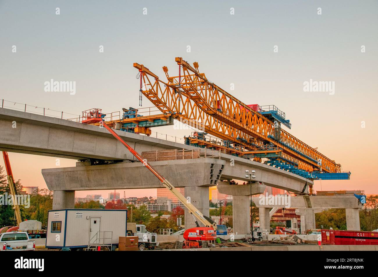 Costruzione di un ponte a Tyson's Corner, Virginia, in direzione della metropolitana Foto Stock