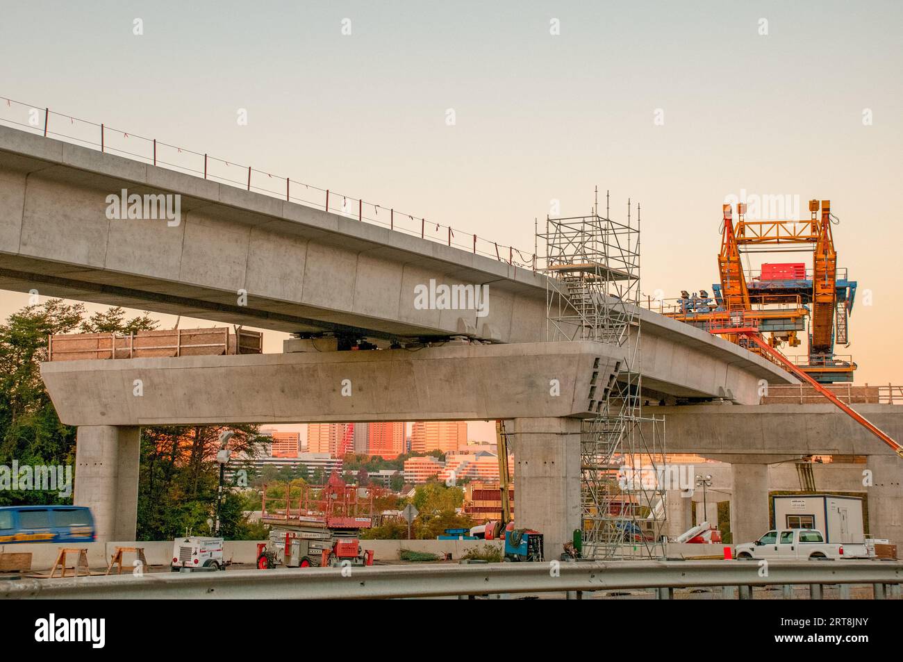 Costruzione di un ponte a Tyson's Corner, Virginia, in direzione della metropolitana Foto Stock