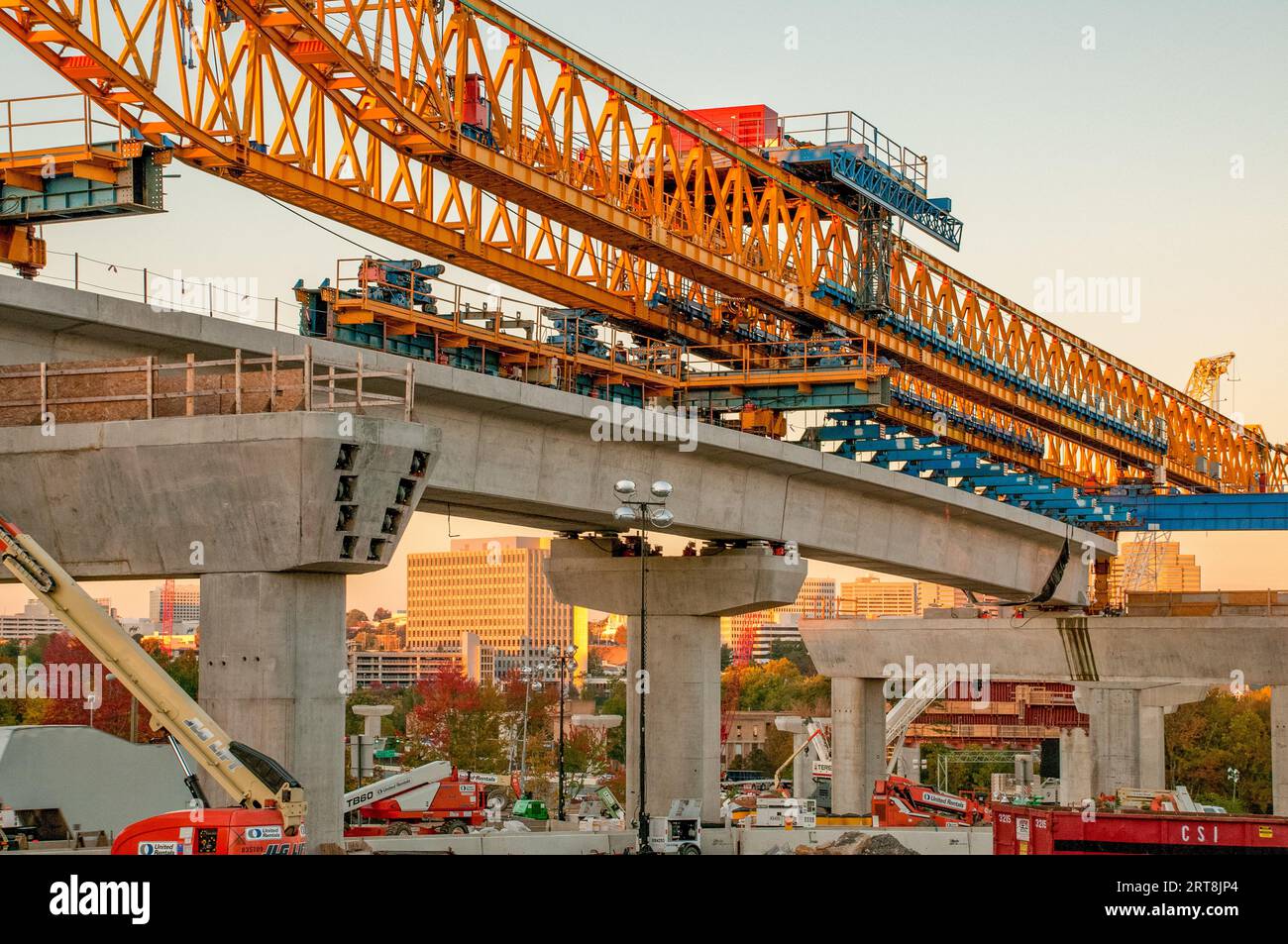 Costruzione di un ponte a Tyson's Corner, Virginia, in direzione della metropolitana Foto Stock