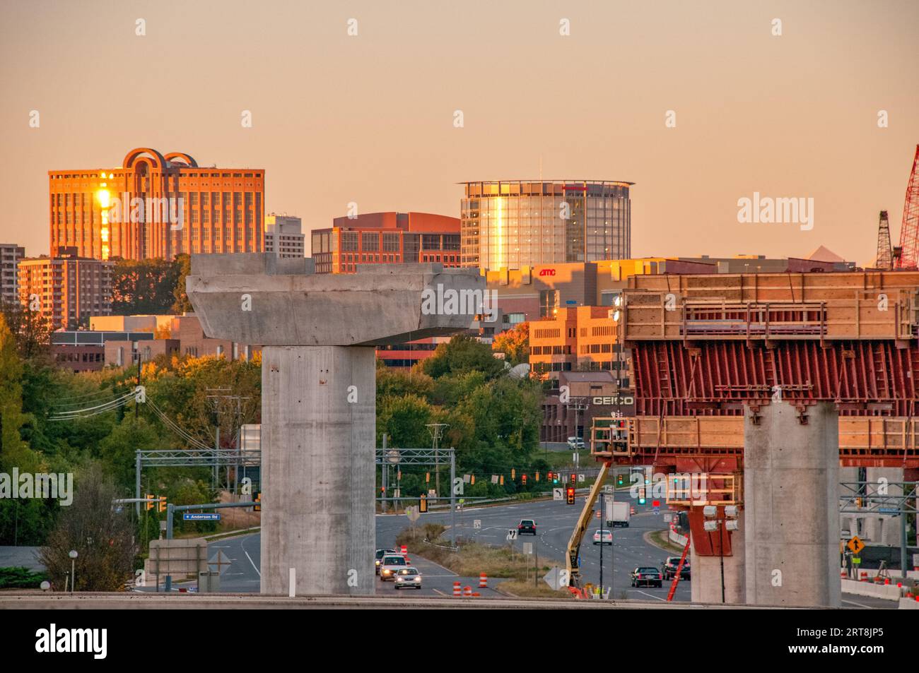 Costruzione di un ponte a Tyson's Corner, Virginia, in direzione della metropolitana Foto Stock
