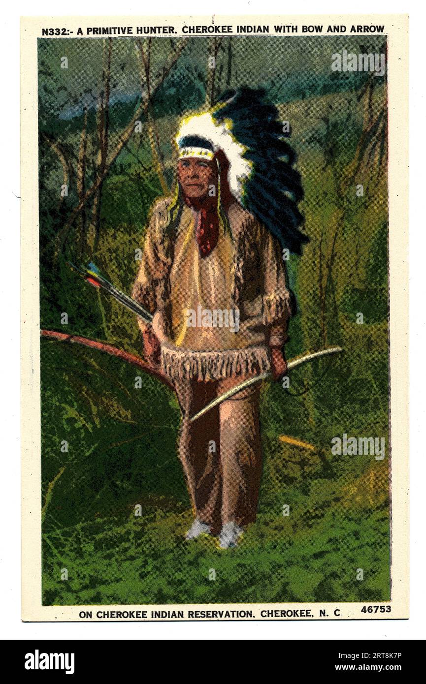 Una cartolina degli anni '1950, "On Cherokee Indian Reservation, NC", raffigura un'immagine popolare di un nativo americano che indossa un copricapo e porta un arco e una freccia. Foto Stock