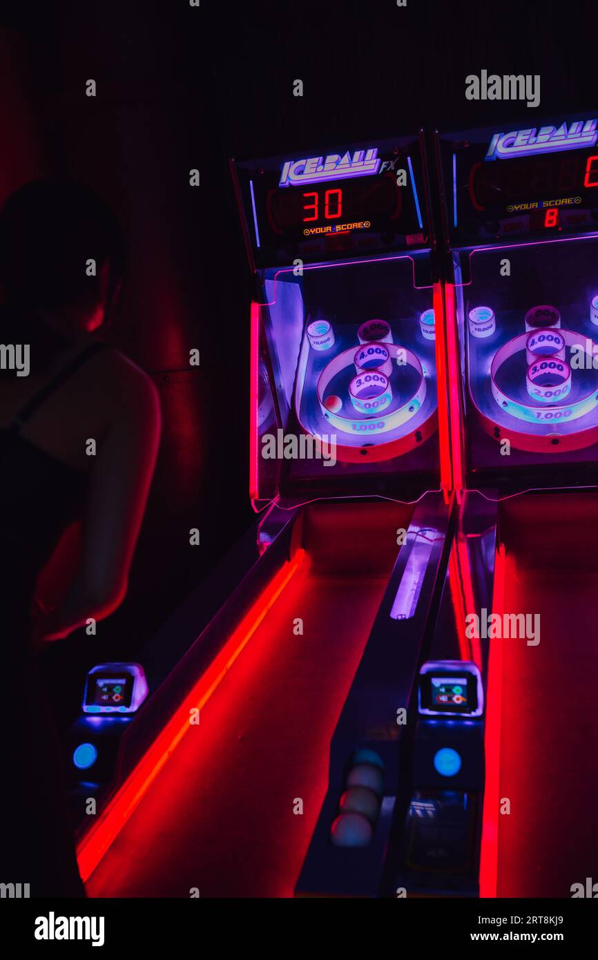 Donna che gioca a ICEBALL, un tradizionale gioco a rulli dei vicoli nella sala giochi Gameworks di Seattle Foto Stock