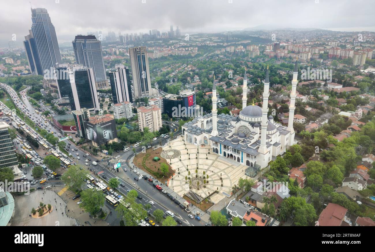 Levent, Istanbul, Turchia - 18 maggio 2023: Moschea Levent, conosciuta anche come moschea Barbaras Hayrettin a Levent, quartiere finanziario di Istanbul Foto Stock