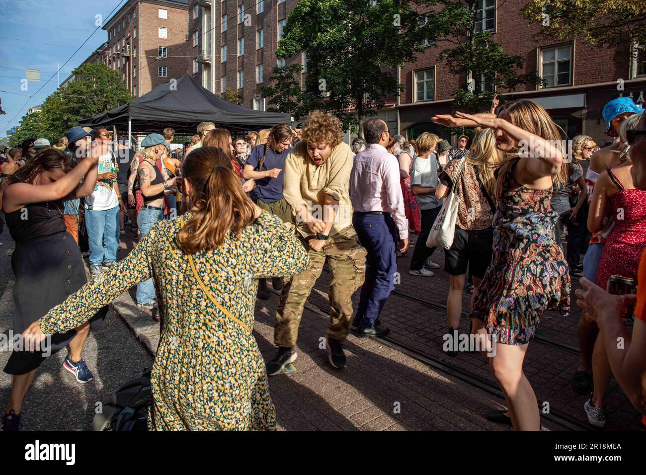 Giovani che ballano per strada al Kallio Block Party 2023 a Helsinki, Finlandia Foto Stock