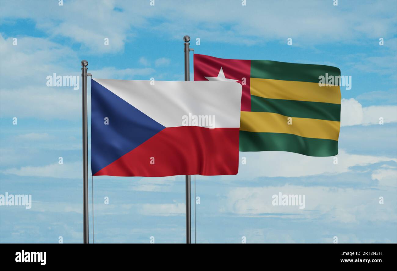 Togo, Repubblica del Togo e Repubblica Ceca bandiera che sventolano insieme nel vento sul cielo blu, concetto di cooperazione tra due paesi Foto Stock