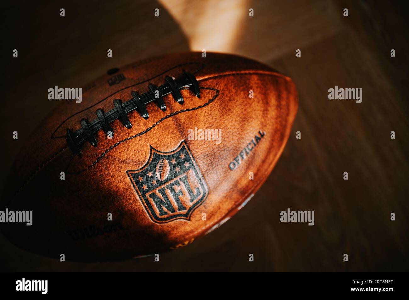NEW YORK, USA, 11 SETTEMBRE 2023: Logo NFL inciso sulla palla in pelle - palla ufficiale della National Football League Foto Stock